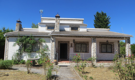 Venta - Chalet -
La Cistérniga